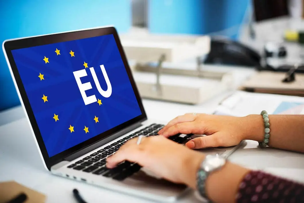 Сколько часов в неделю работают жители ЕС?