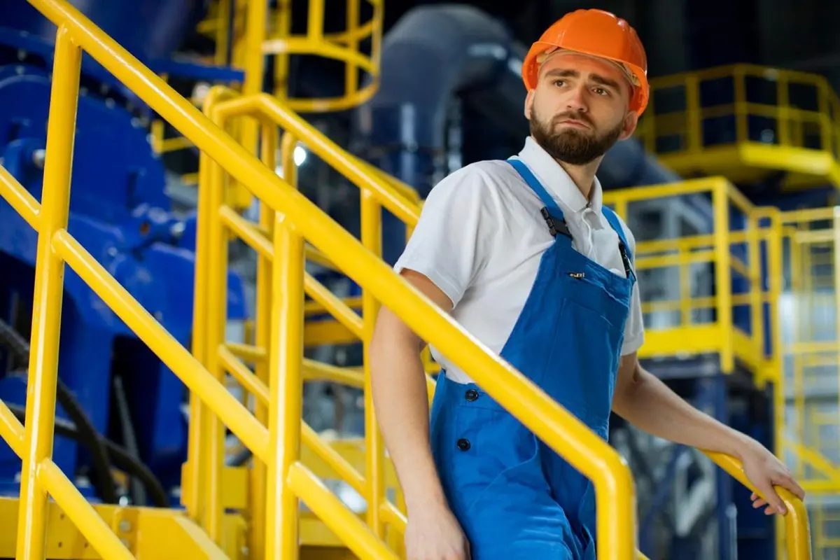 Работник на производство деталей для ветряков