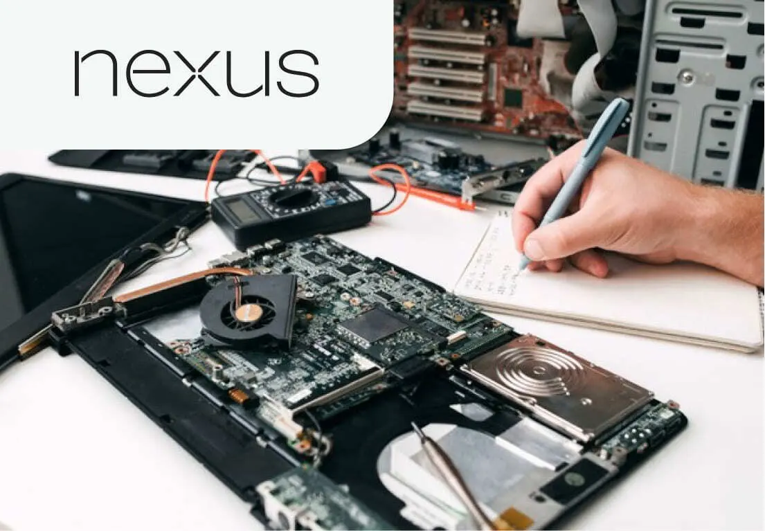 Работник на завод компьютерных деталей NEXUS