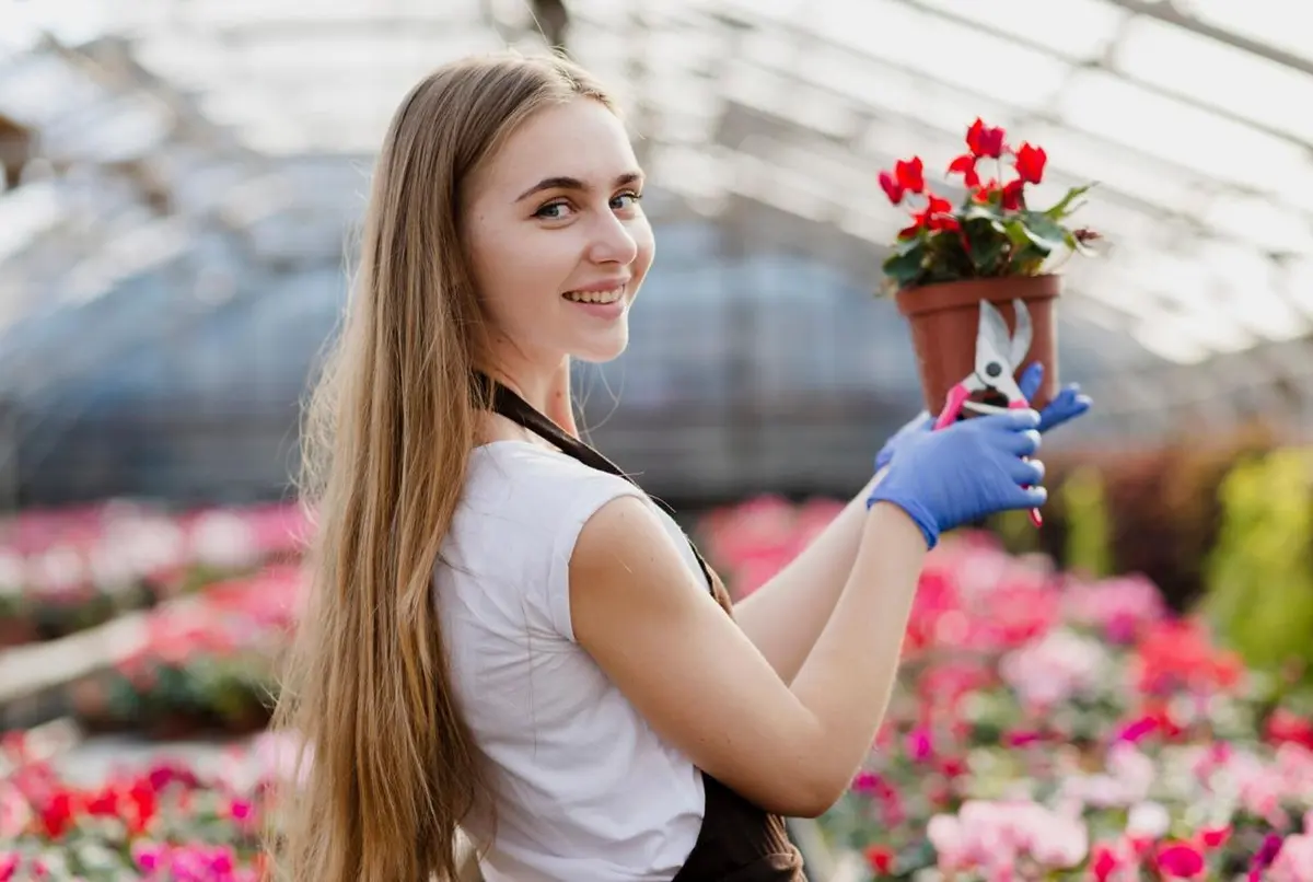 Работник теплиц с цветами