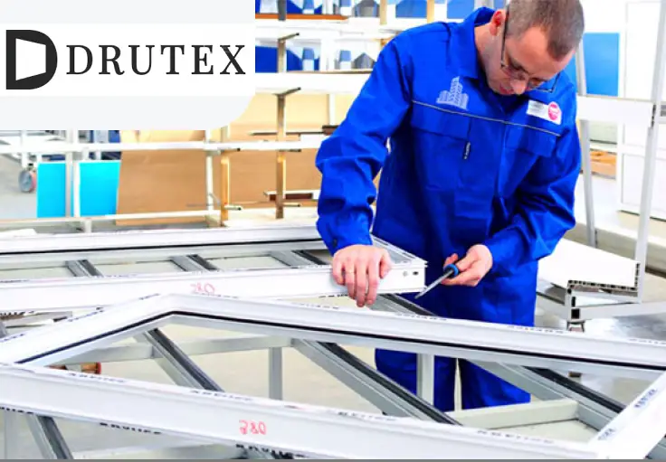 Работник на производстве пластиковых окон Drutex