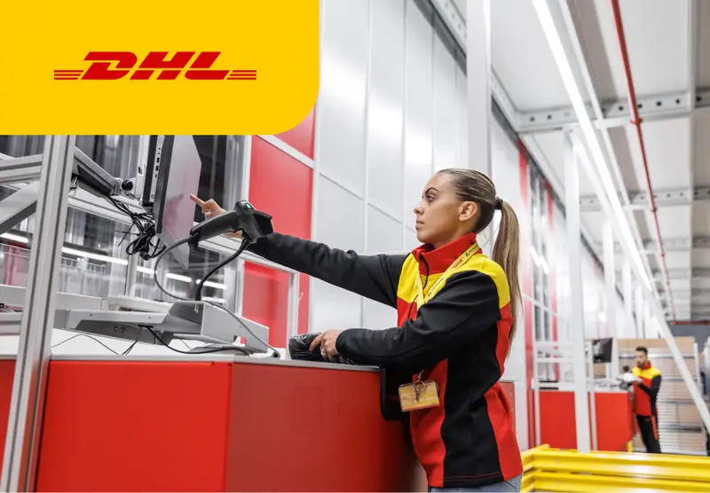 Работник склада DHL упаковка косметики Este Lauder