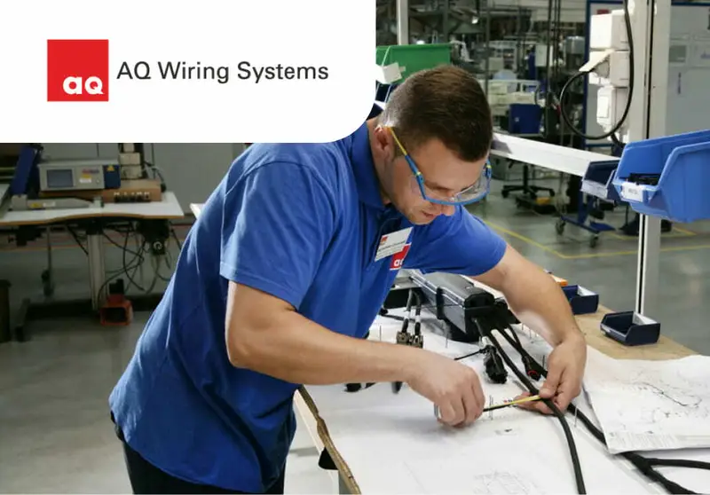 Работник на производстве AQ Wiring