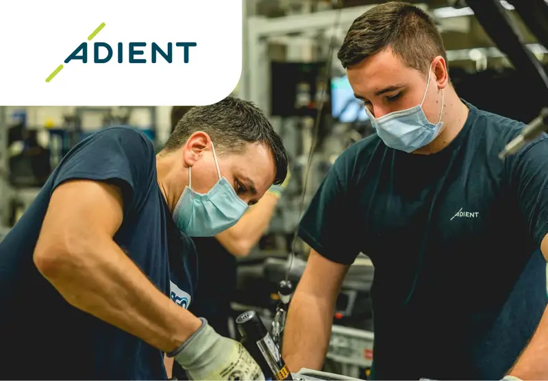 Работник автомобильного производства Adient