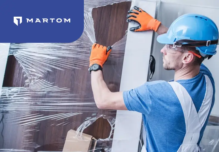 Работник на производство дверей MARTOM