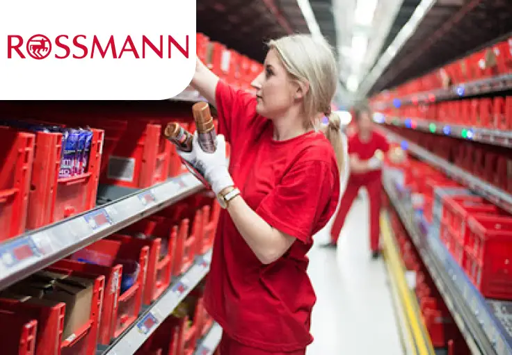Работник в продовольственном магазине Rossmann