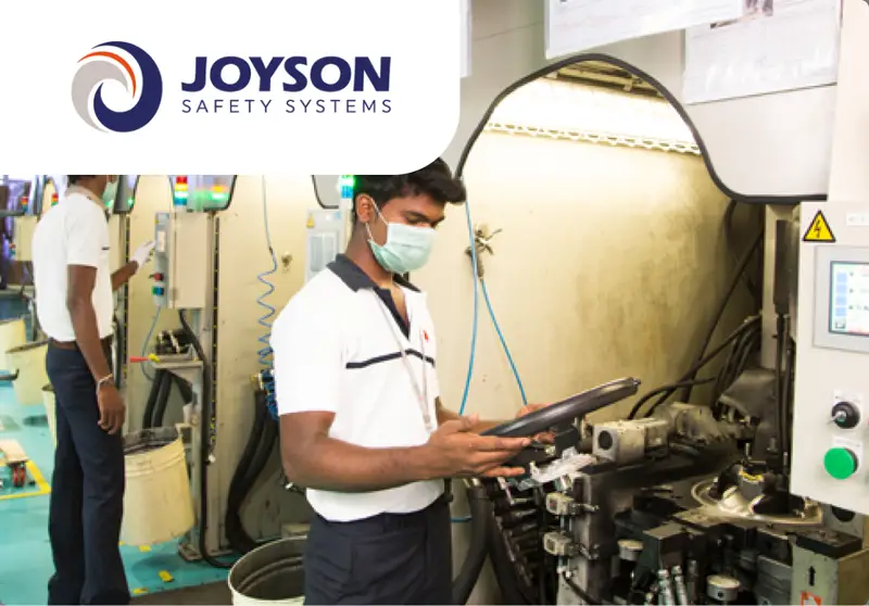 Работник монтажа на заводе Joyson Safety Systems