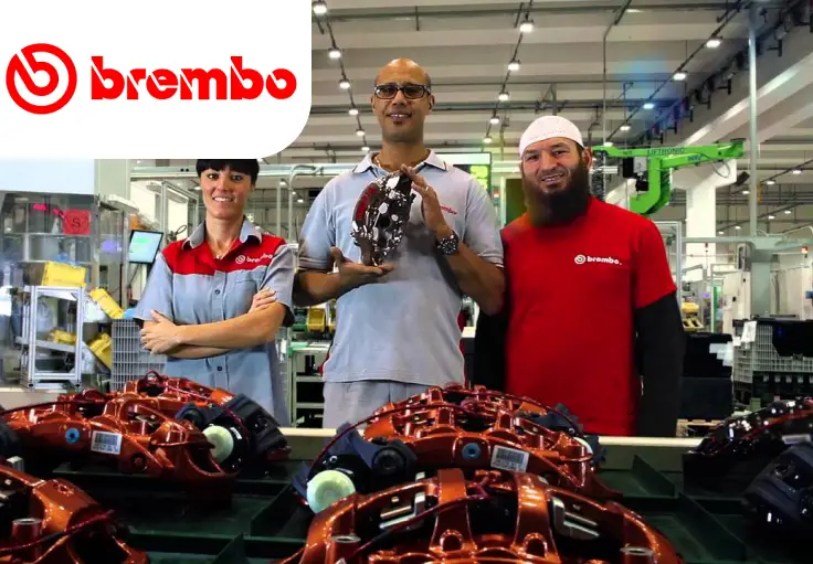 Работник предприятия Brembo