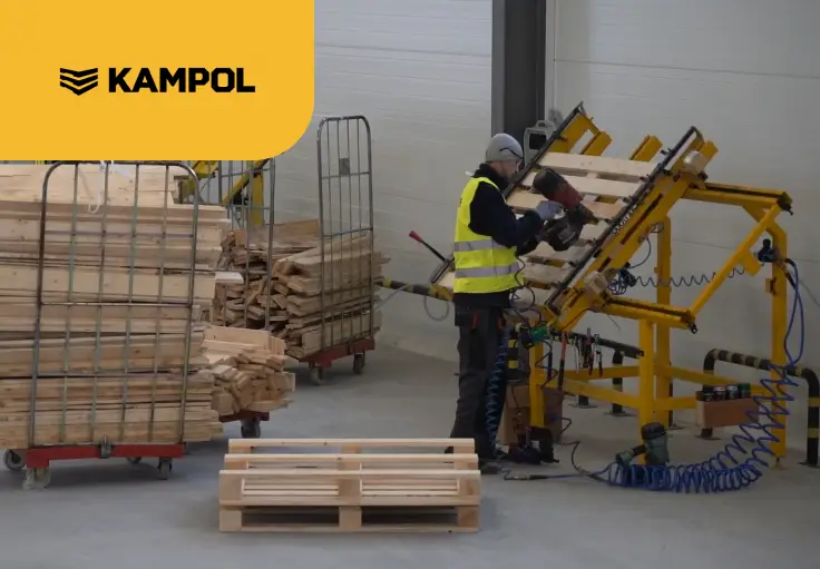 Работник на производство поддонов KAMPOL
