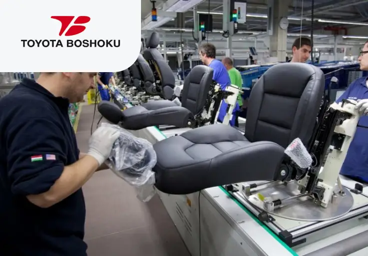 Рабочий на автомобильном заводе Toyota