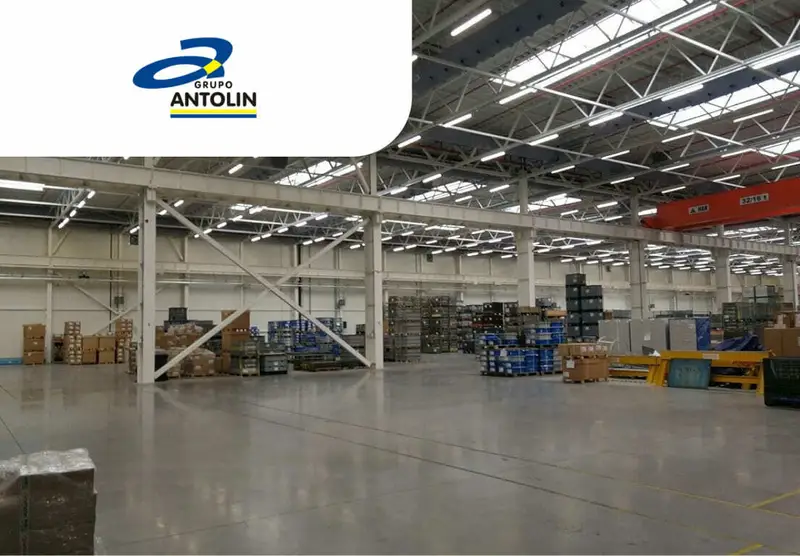 Работник на завод ANTOLIN SILESIA