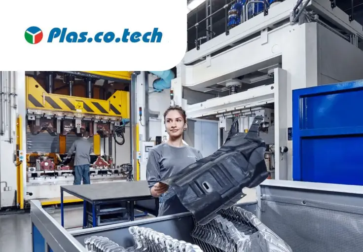 Работник на завод по изготовлению пластиковых элементов для автомобилей Plascotech