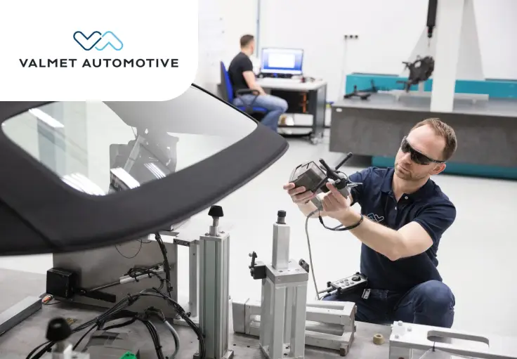 Работник производства Valmet Automotive
