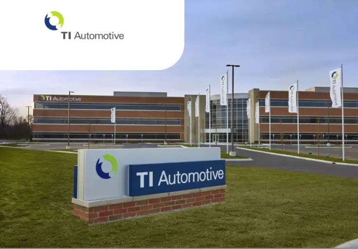 Працівник на виробництві TI Automotive Poland