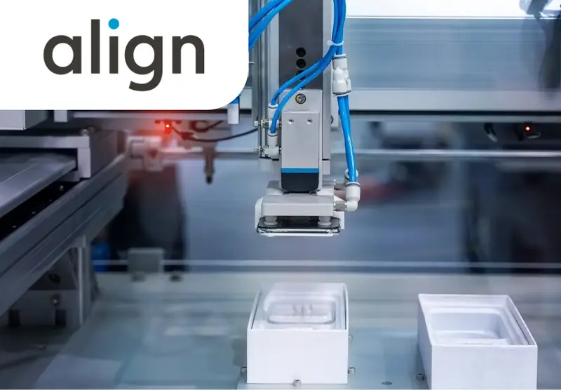 Работник на производстве корректирующих накладок на зубы ALIGN TECHNOLOGY