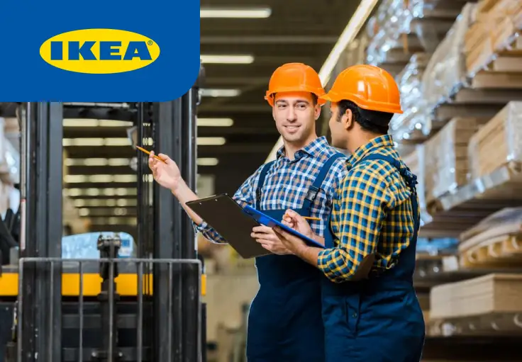 Работник производства мебели IKEA