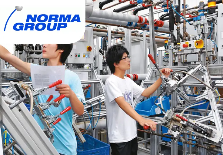 Работник на обслуживании линии продукции NORMA GROUP