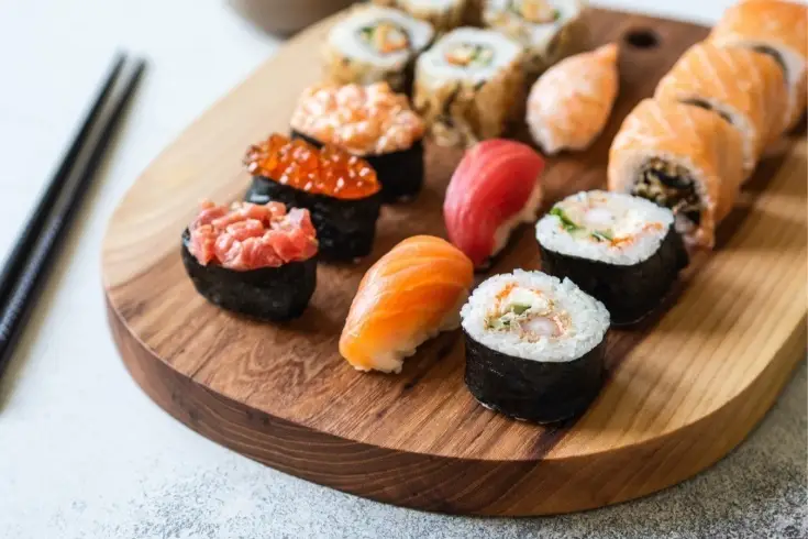 Работник на производстве суши Sushi Factory