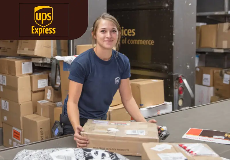 Работник склада почтовых посылок UPS