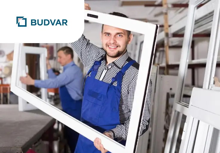 Работник на производство окон BUDVAR