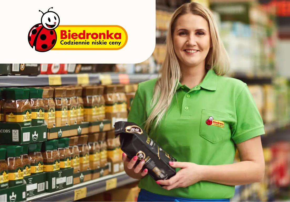 Работник выкладки товара в магазине Biedronka
