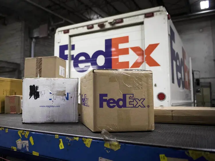 Работник на курьерском складе FedEx — фото 3