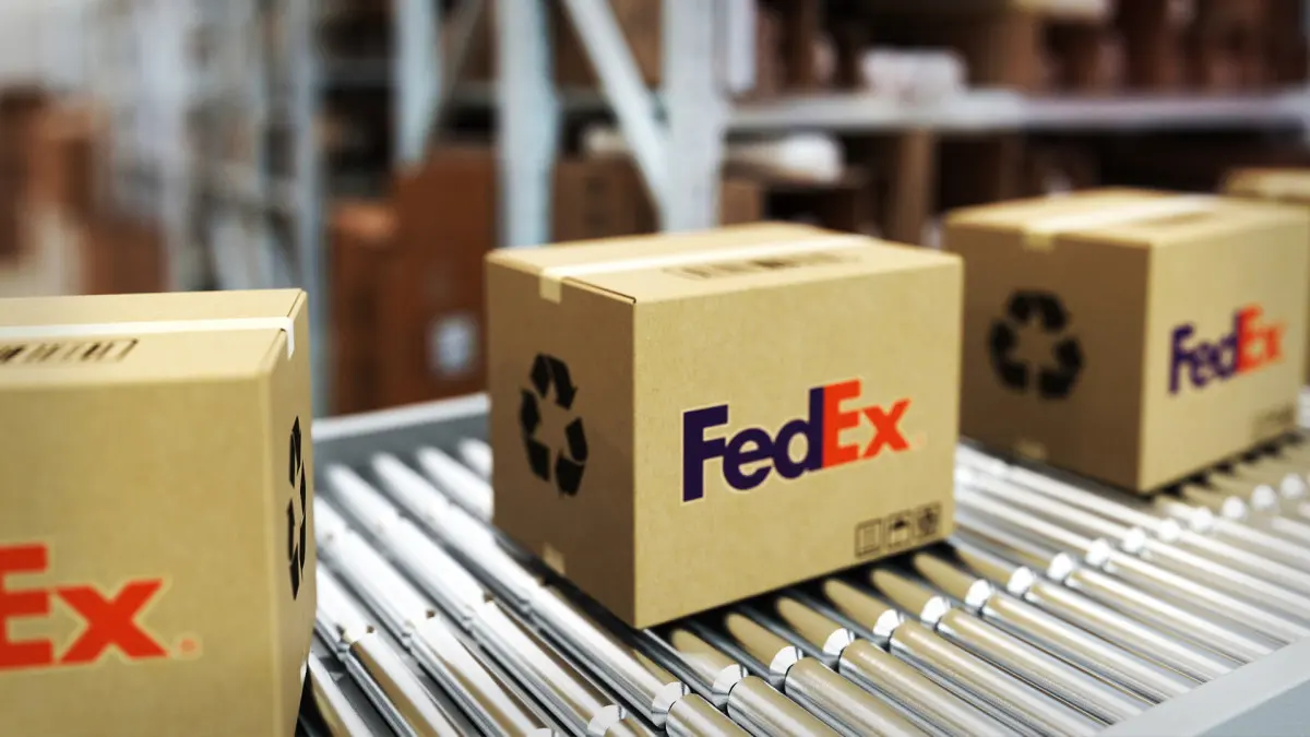 Работник на курьерском складе FedEx — фото 2
