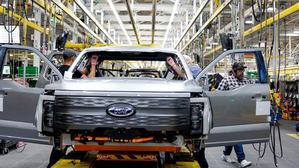 Работник на производство пластиковых деталей для автомобилей FORD — фото 3