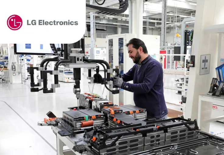 Работник производства LG Electronics