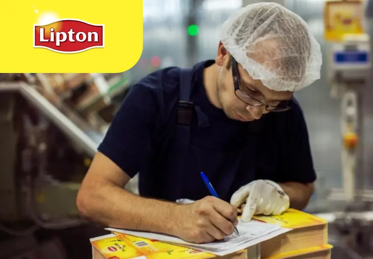 Работник на фабрике чая Lipton