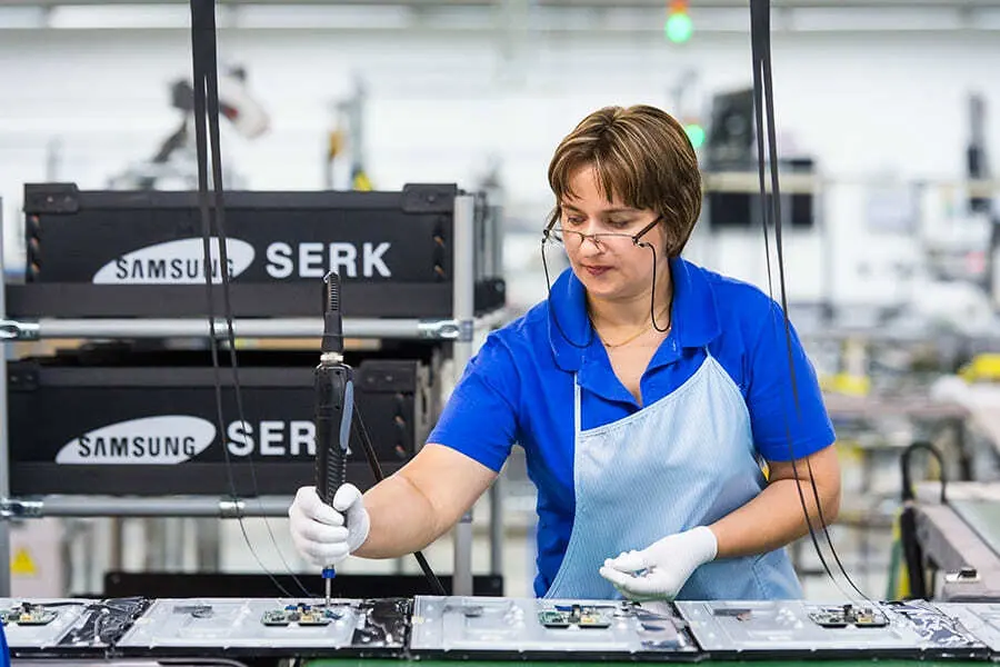Робочий на виробництво деталей для комп'ютерів і ноутбуків SAMSUNG — фото 3